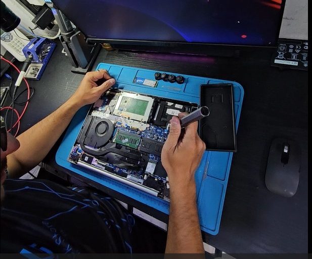 Reparación de laptop en el taller